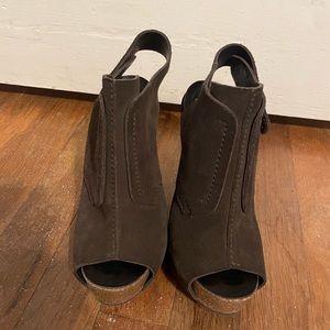 Pedro Garcia Size 35.5 Brow Suede Heels